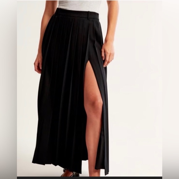 Abercrombie & Fitch Dresses & Skirts - Abercrombie & Fitch Mid Rise Black Pleated Maxi‎ Skirt size large brand new